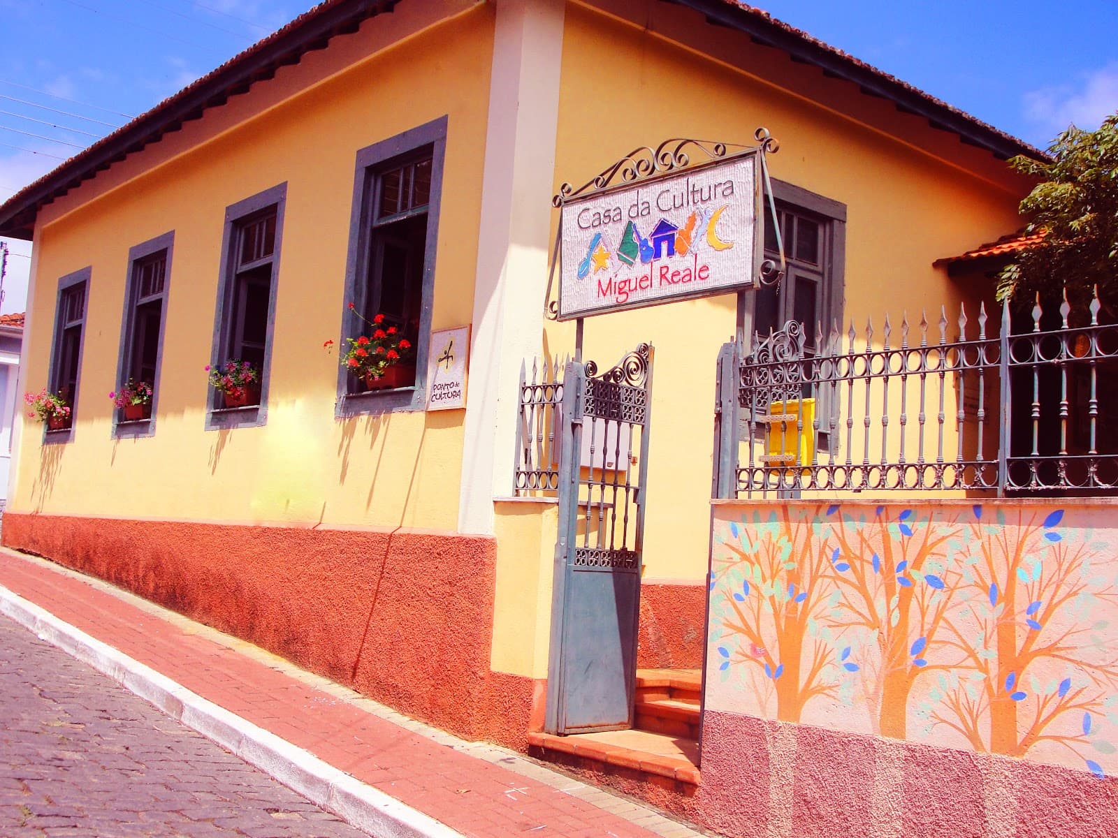 Casa da Cultura Miguel Reale - Image 1