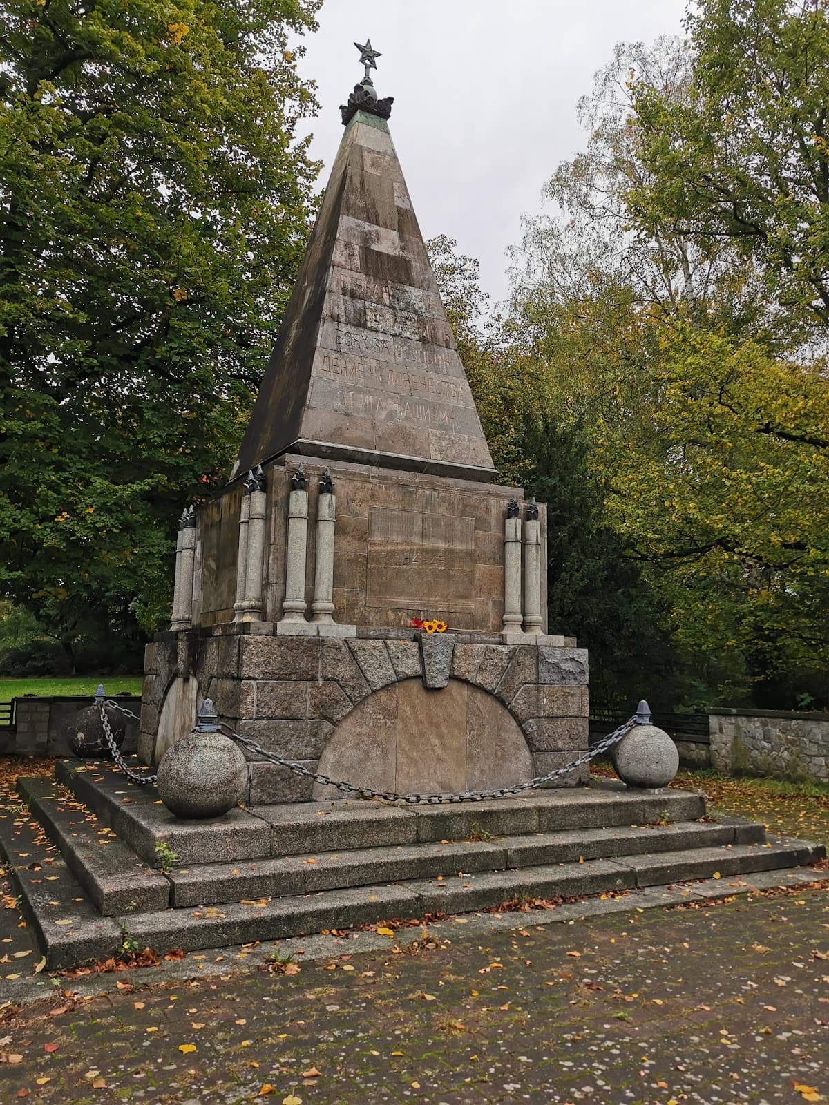 Soviet War Memorial Buch - Image 1