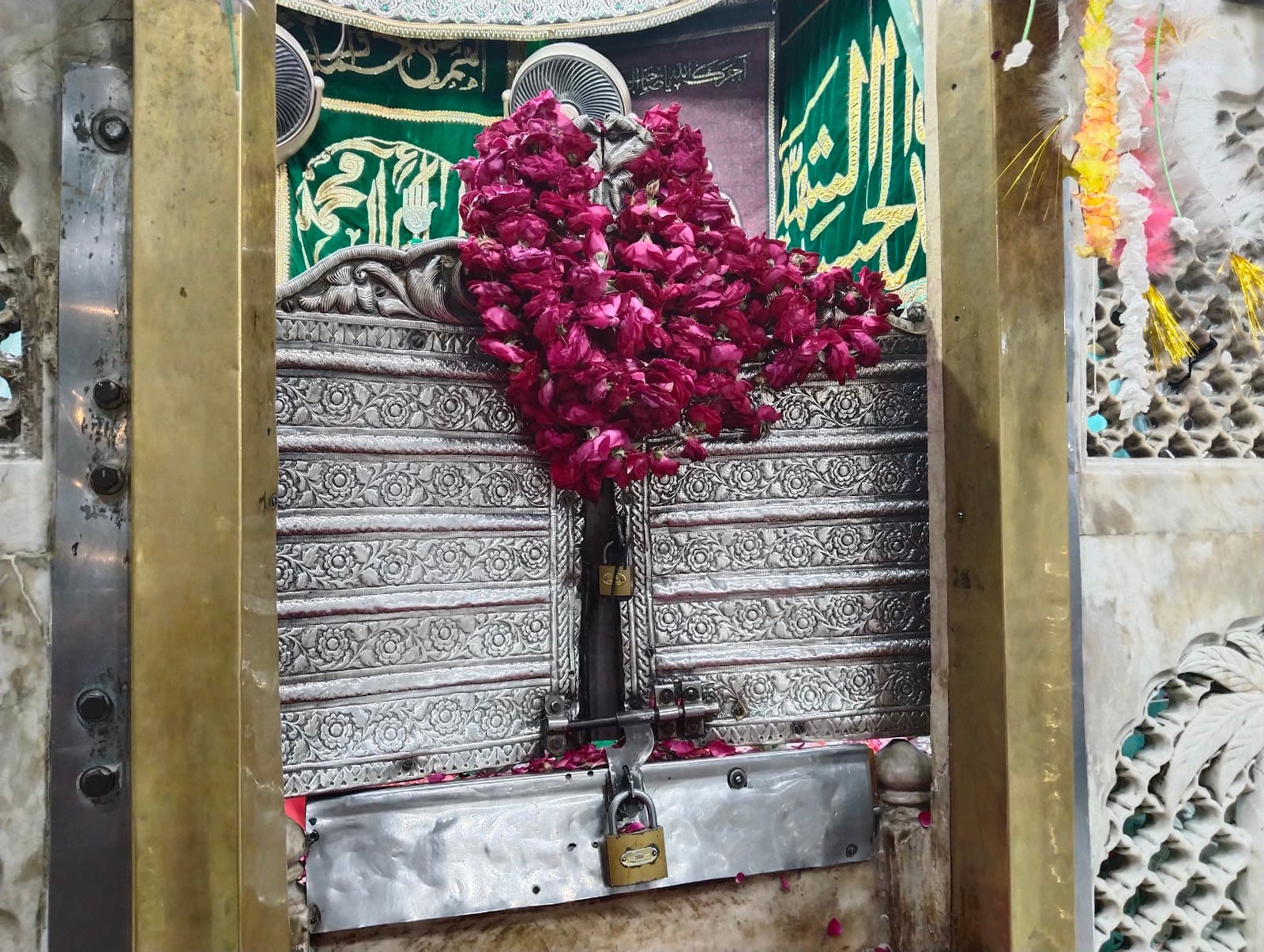 Bibi Pak Daman - Image 1