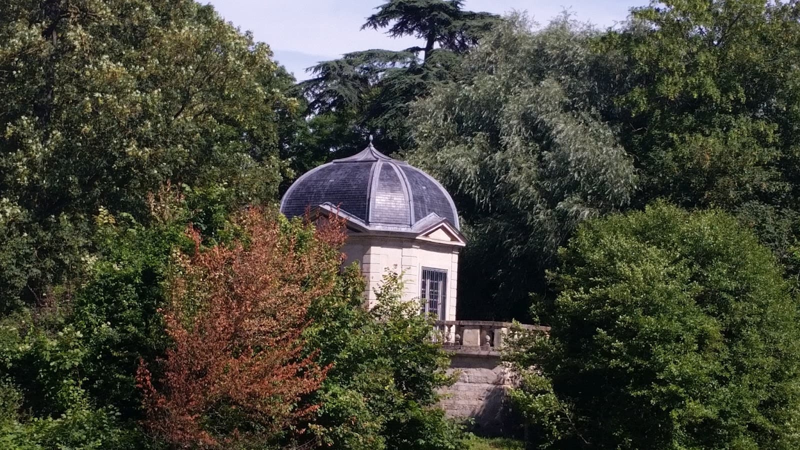 Neuville-sur-Oise Village - Image 1