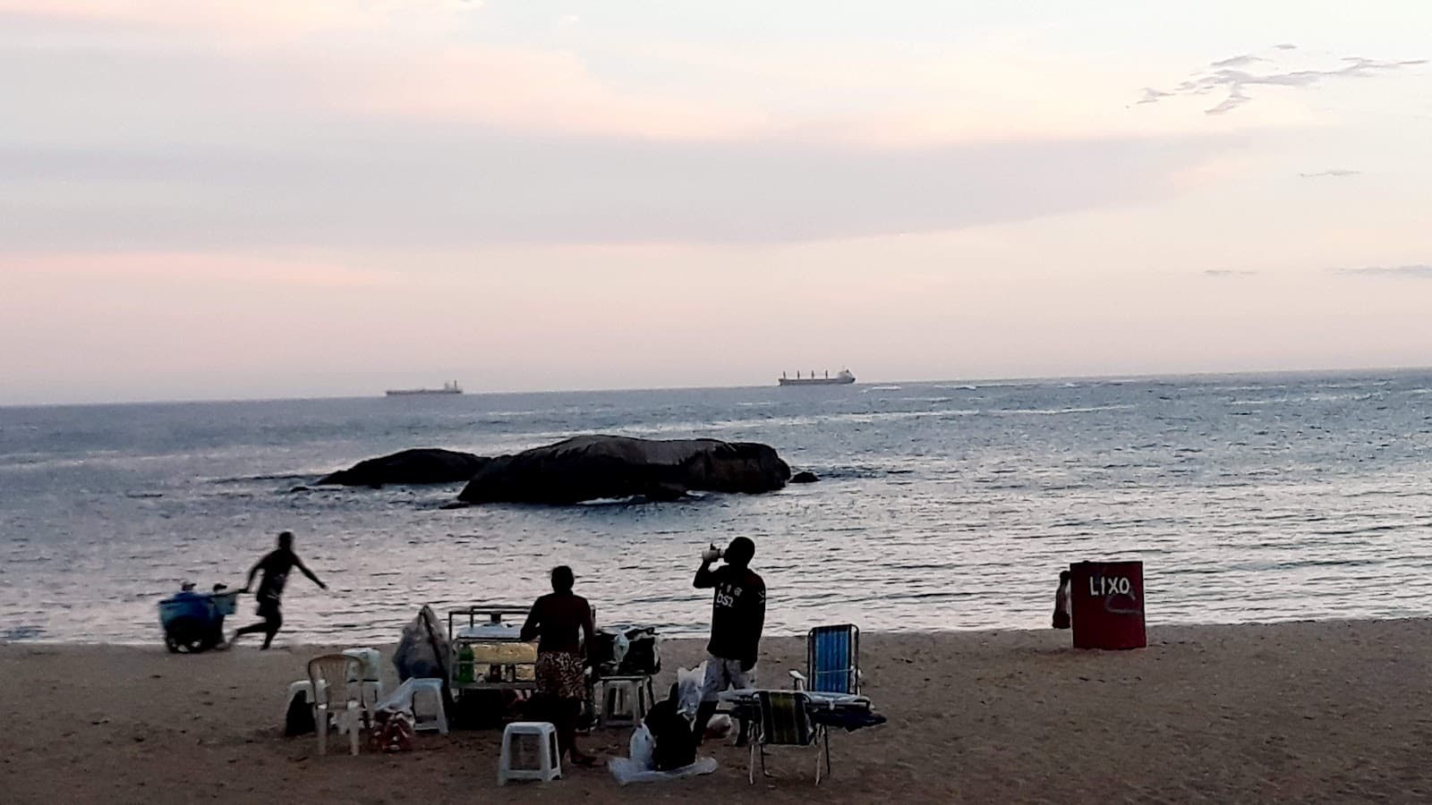 Feira de Artesanato da Praia da Costa - Image 1