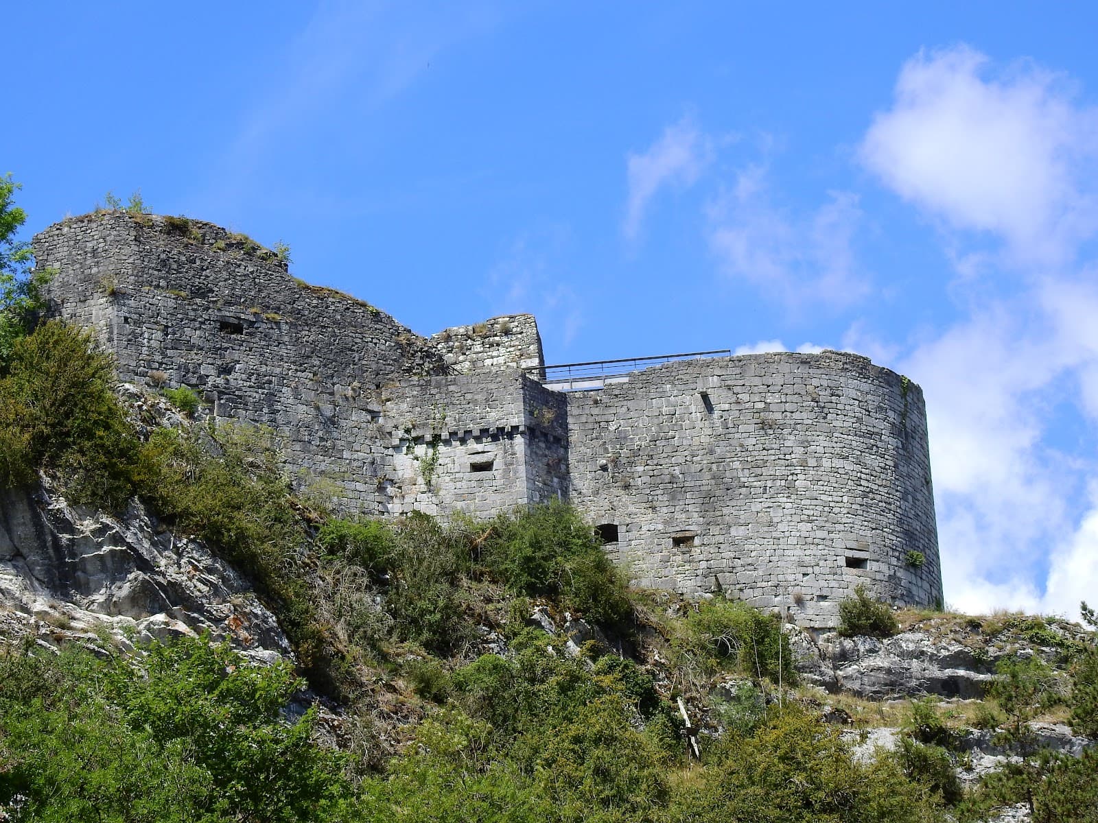 Crèvecœur Castle Ruins - Image 1