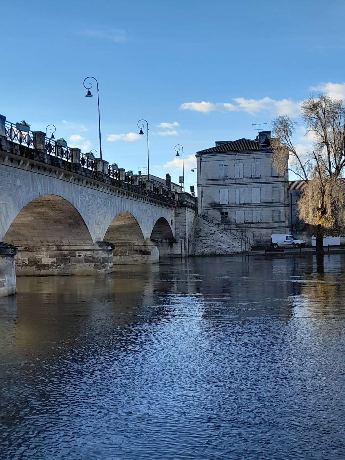 Quais de la Charente - Image 1