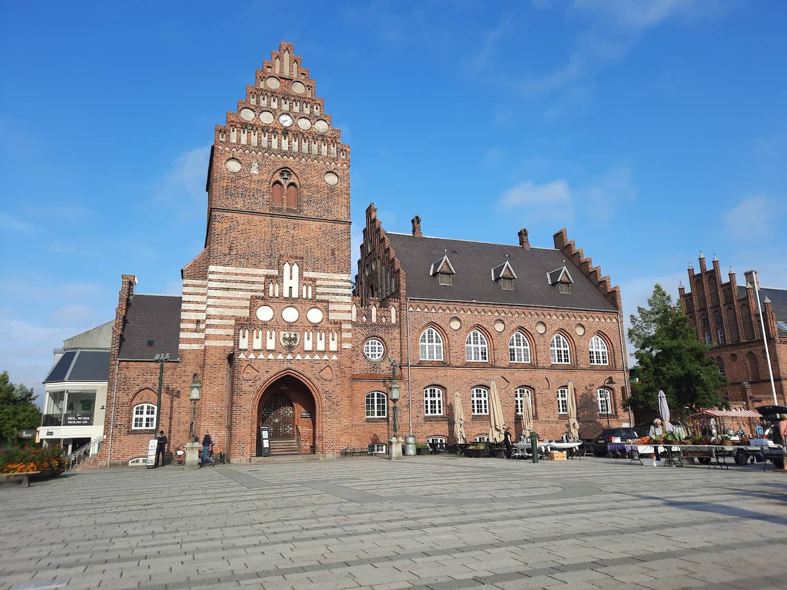 Local Shopping & Dining