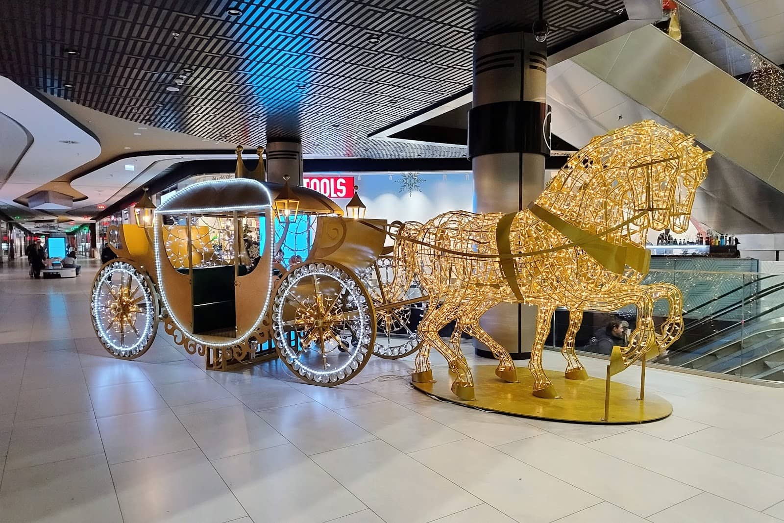 Vibrant Food Court & Relaxing Terraces