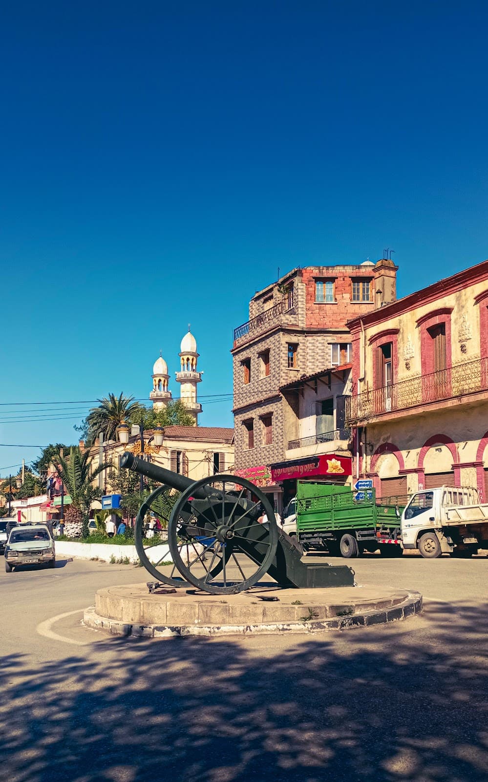 Kolรฉa Old Town - Image 1