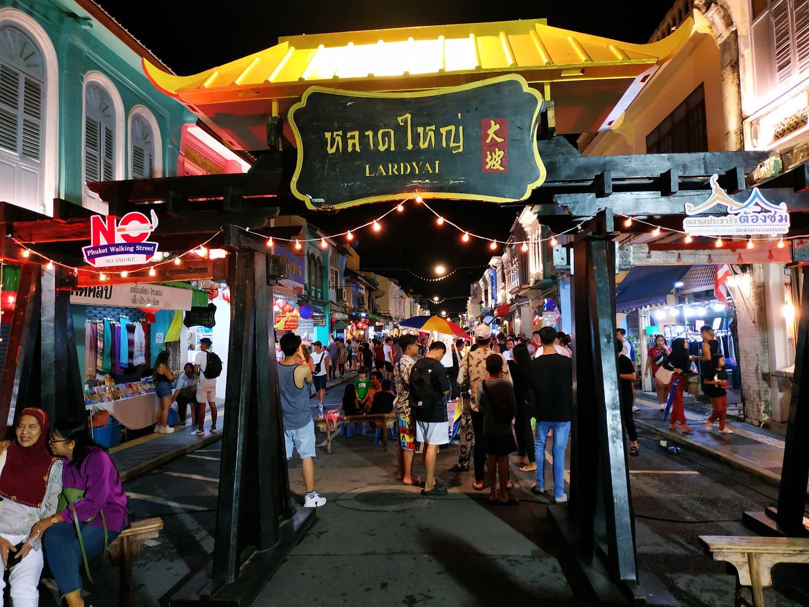 Lard Yai Market - Image 1
