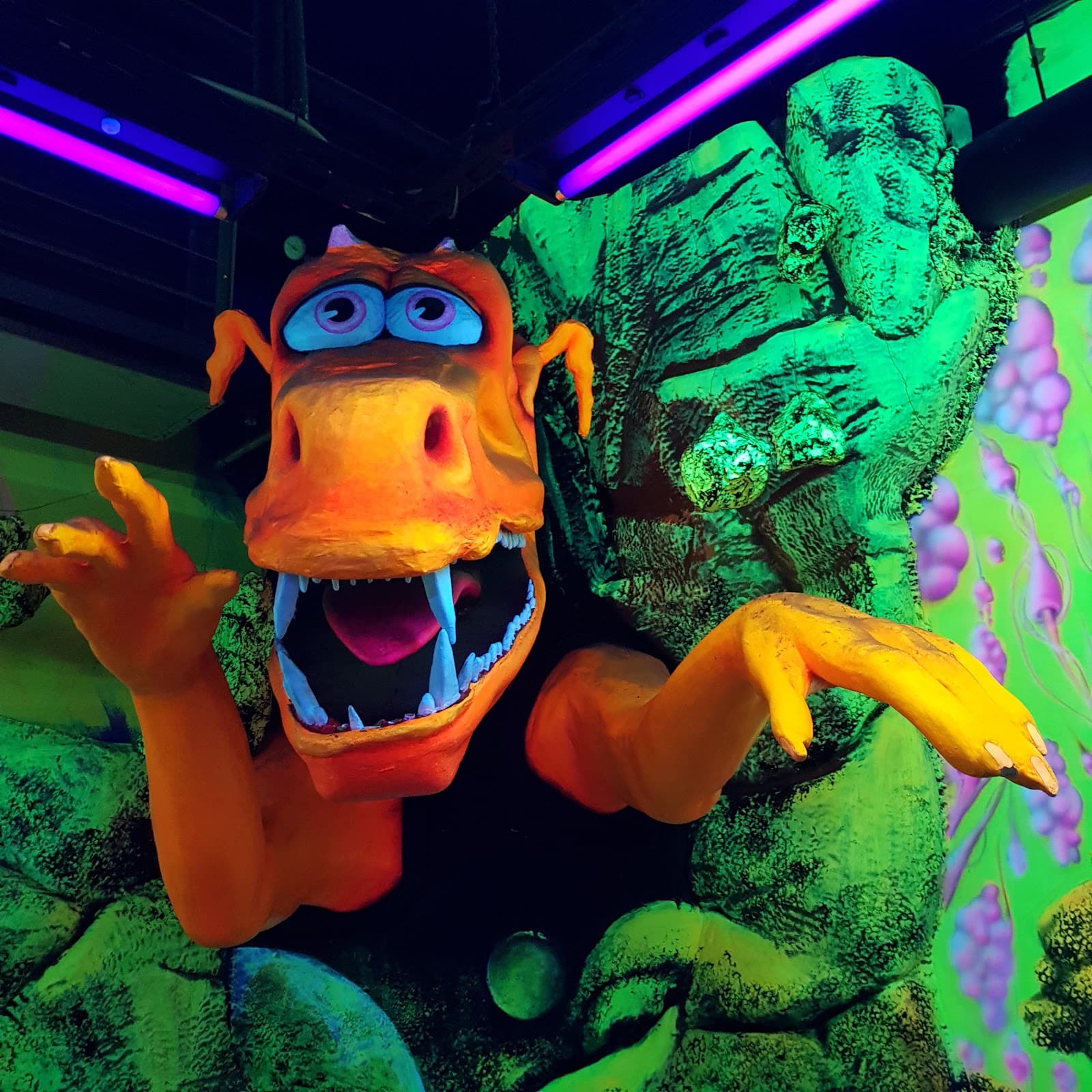 Schwarzlicht Oase (example of indoor mini golf) - Image 1