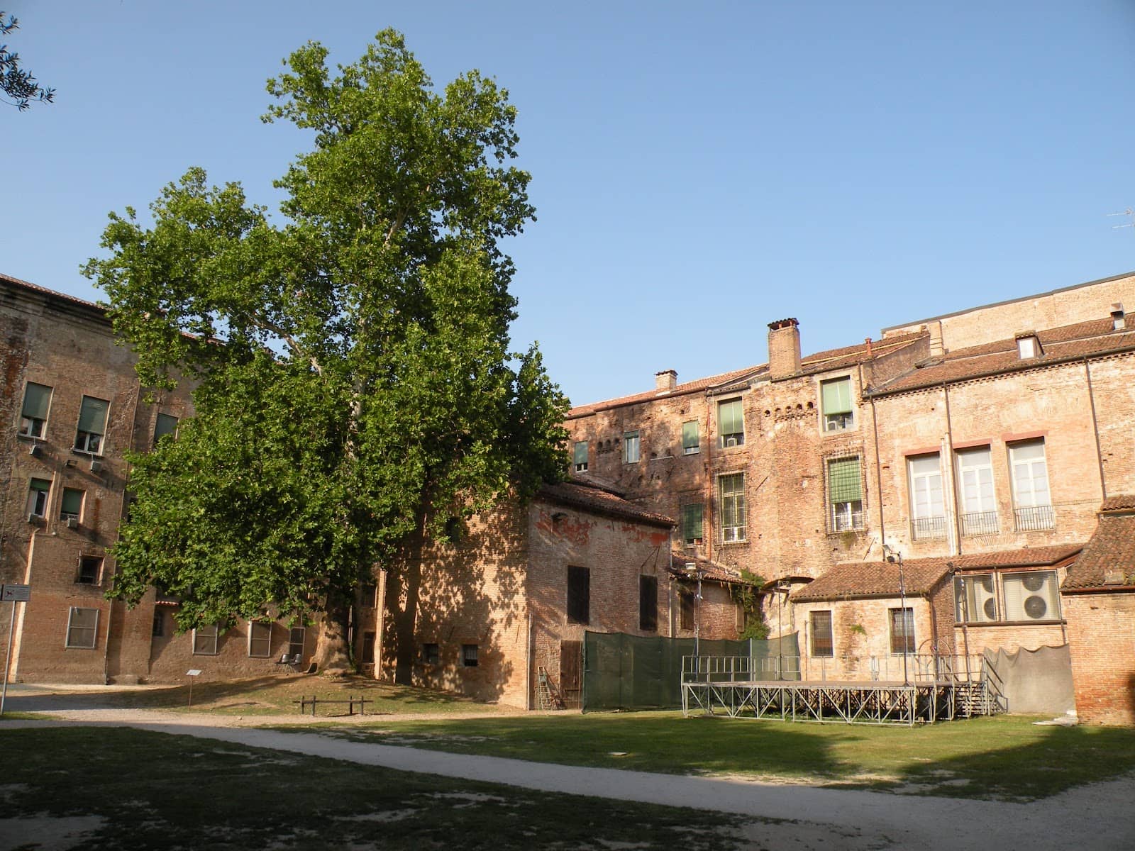 Outdoor Seating & Refreshments