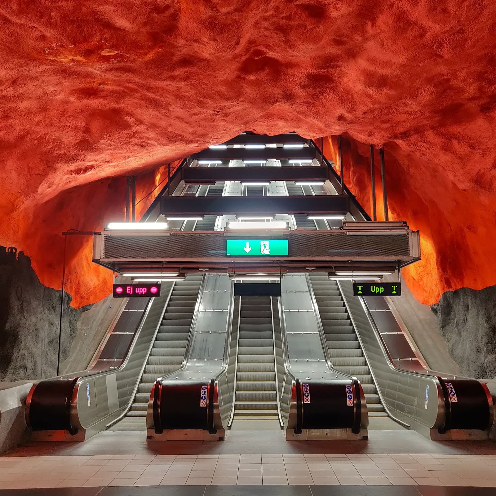 Solna Centrum Metro Art - Image 1