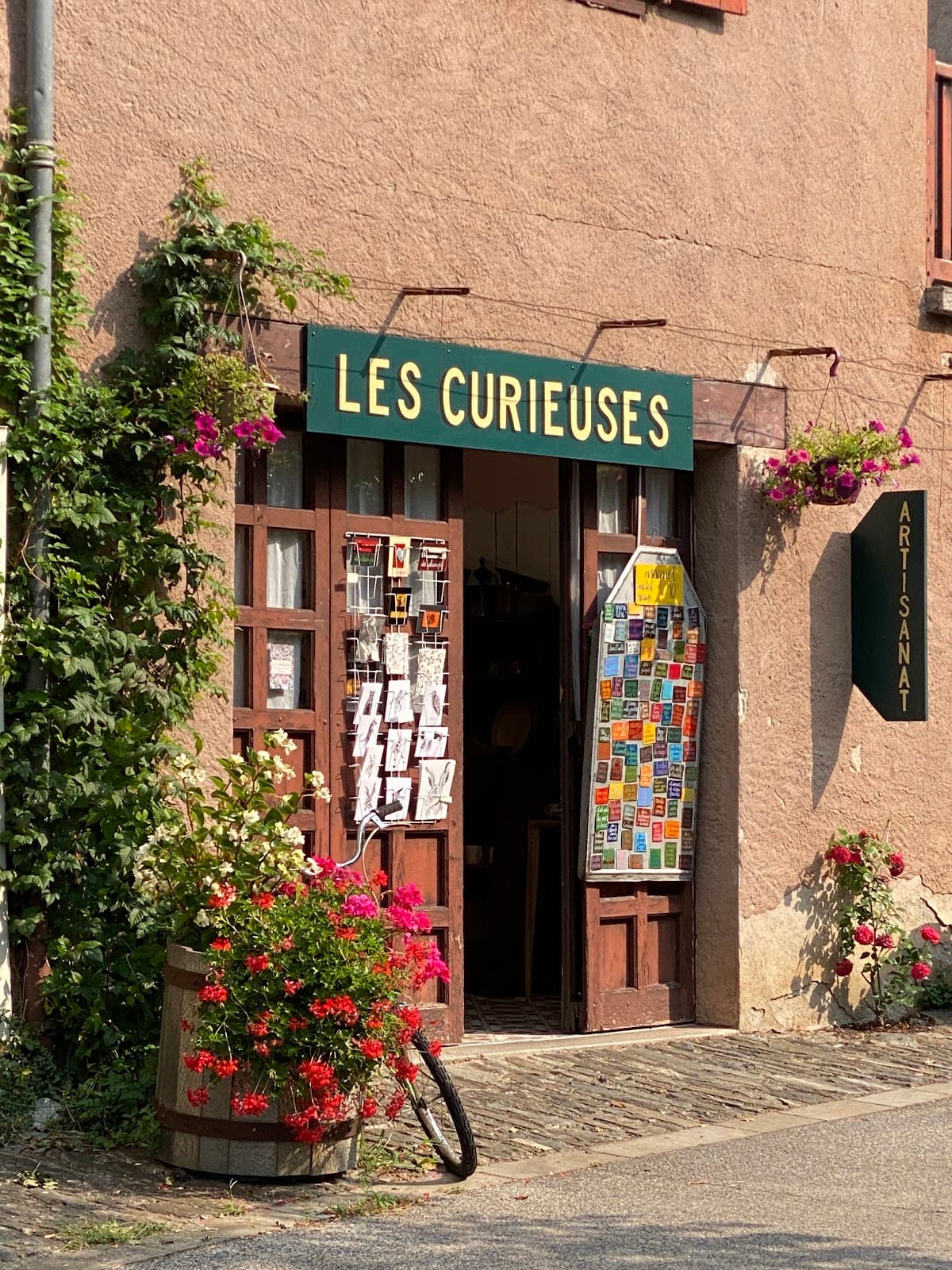 Cafés et boutiques d'artisans Conques France - Image 1