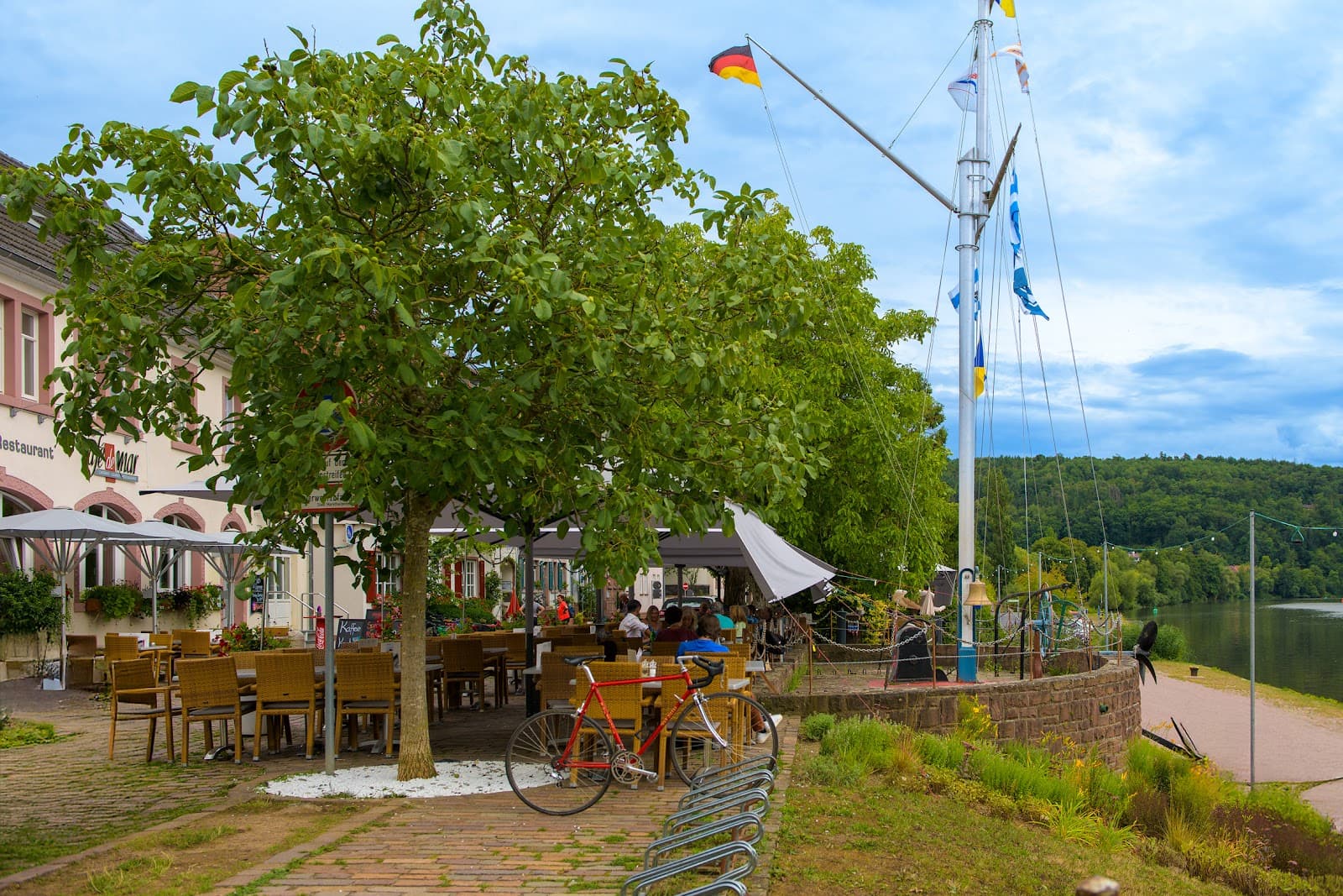 Mainkai Promenade - Image 1