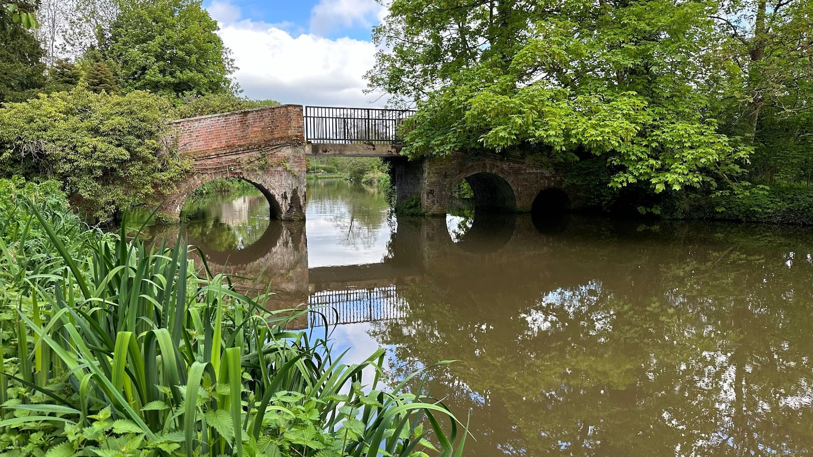 Farncombe Lock - Image 1