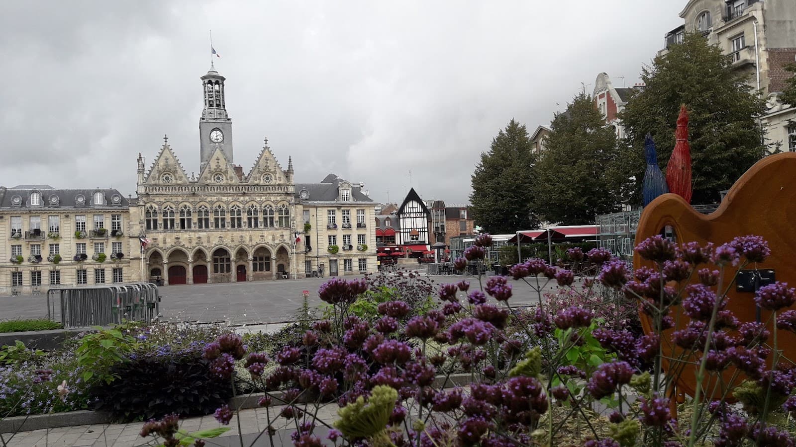 Place de l'Hôtel-de-Ville - Image 1