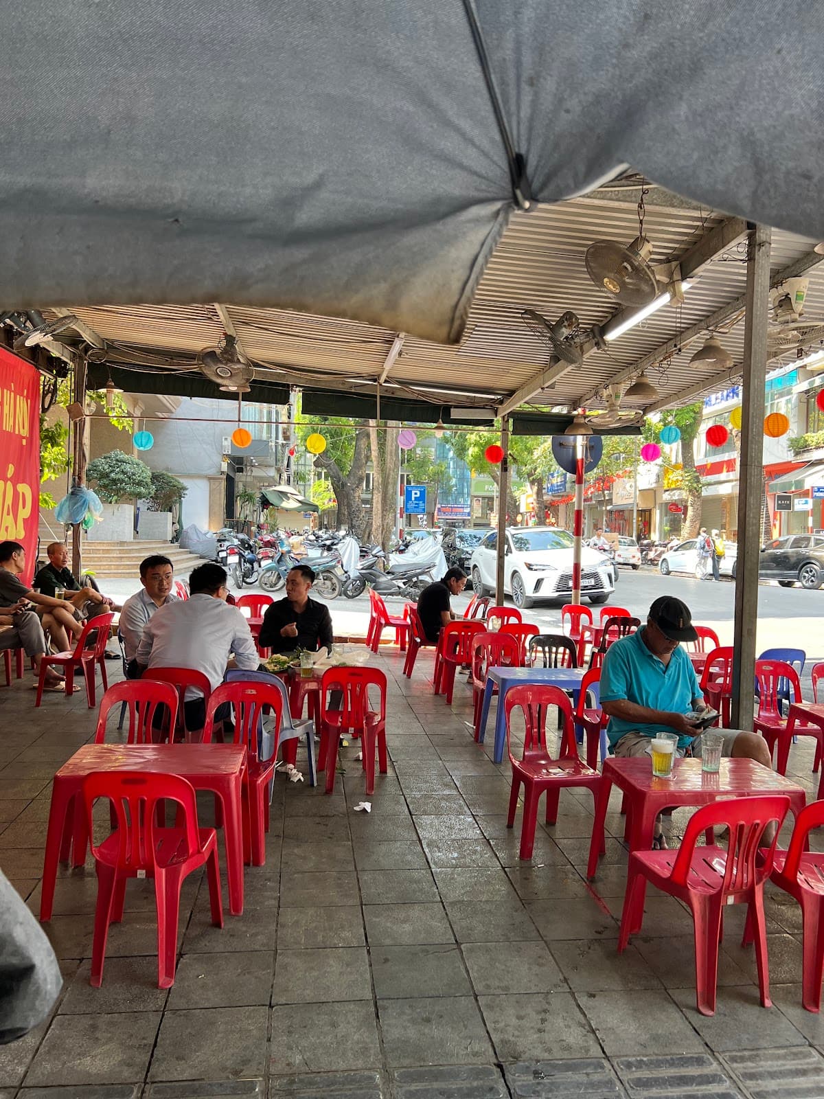 Local Bia Hoi establishments - Image 1