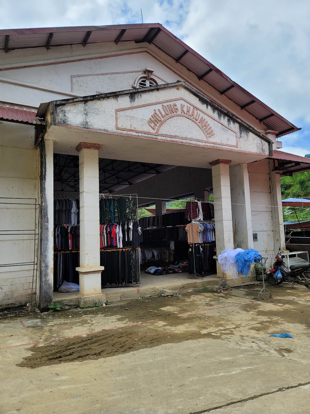 Lung Khau Nhin Thursday Market - Image 1