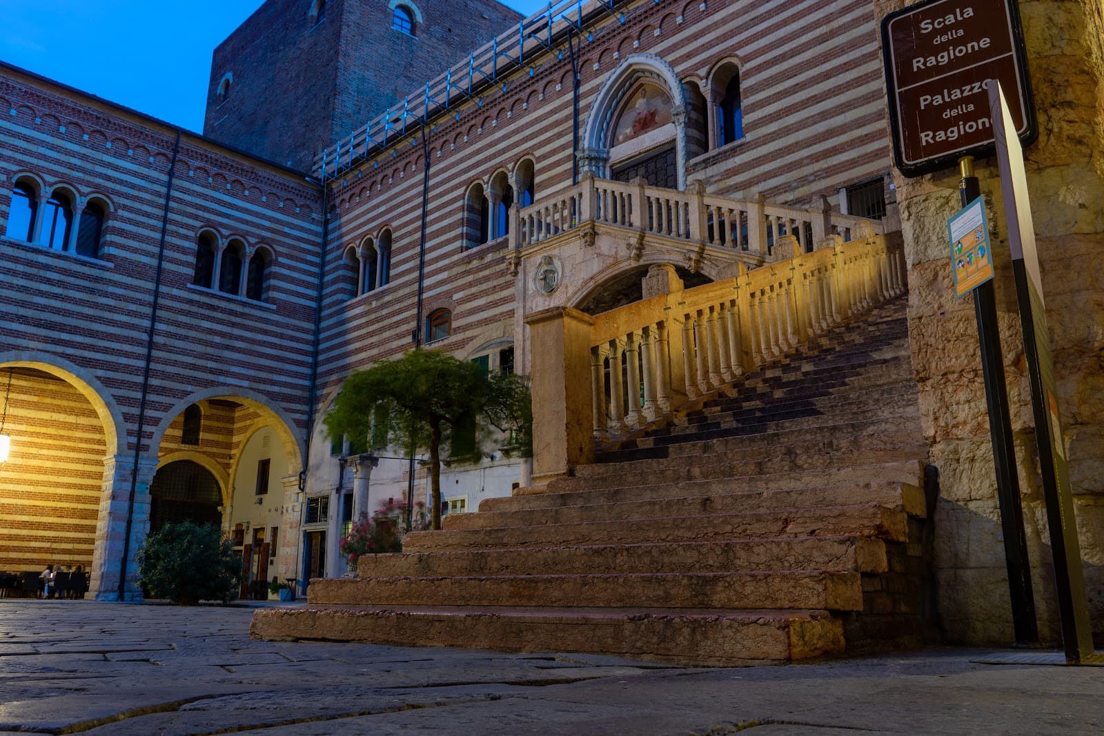 Palazzo della Ragione Cortile Mercato Vecchio - Image 1