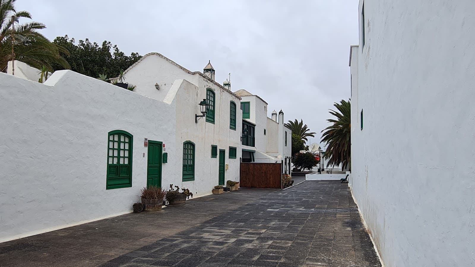 Pueblo Marinero Market - Image 1