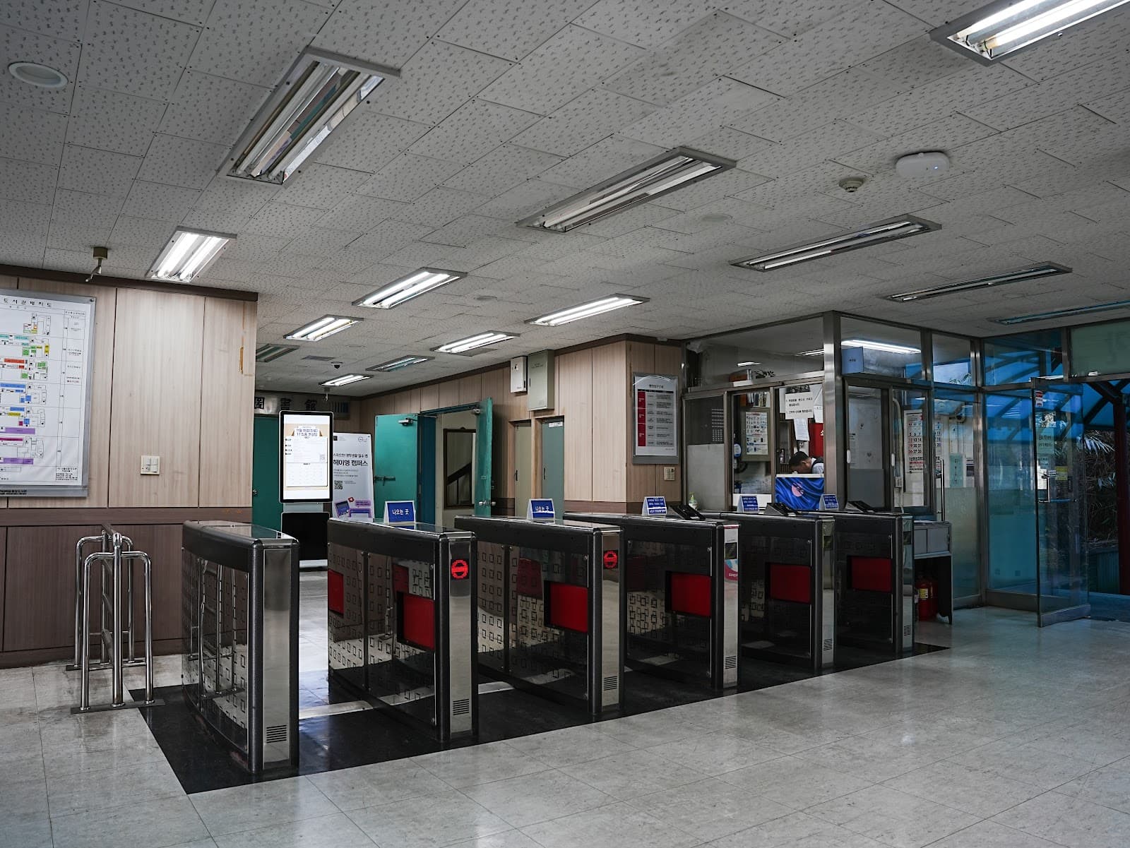 Hongdae Library - Image 1