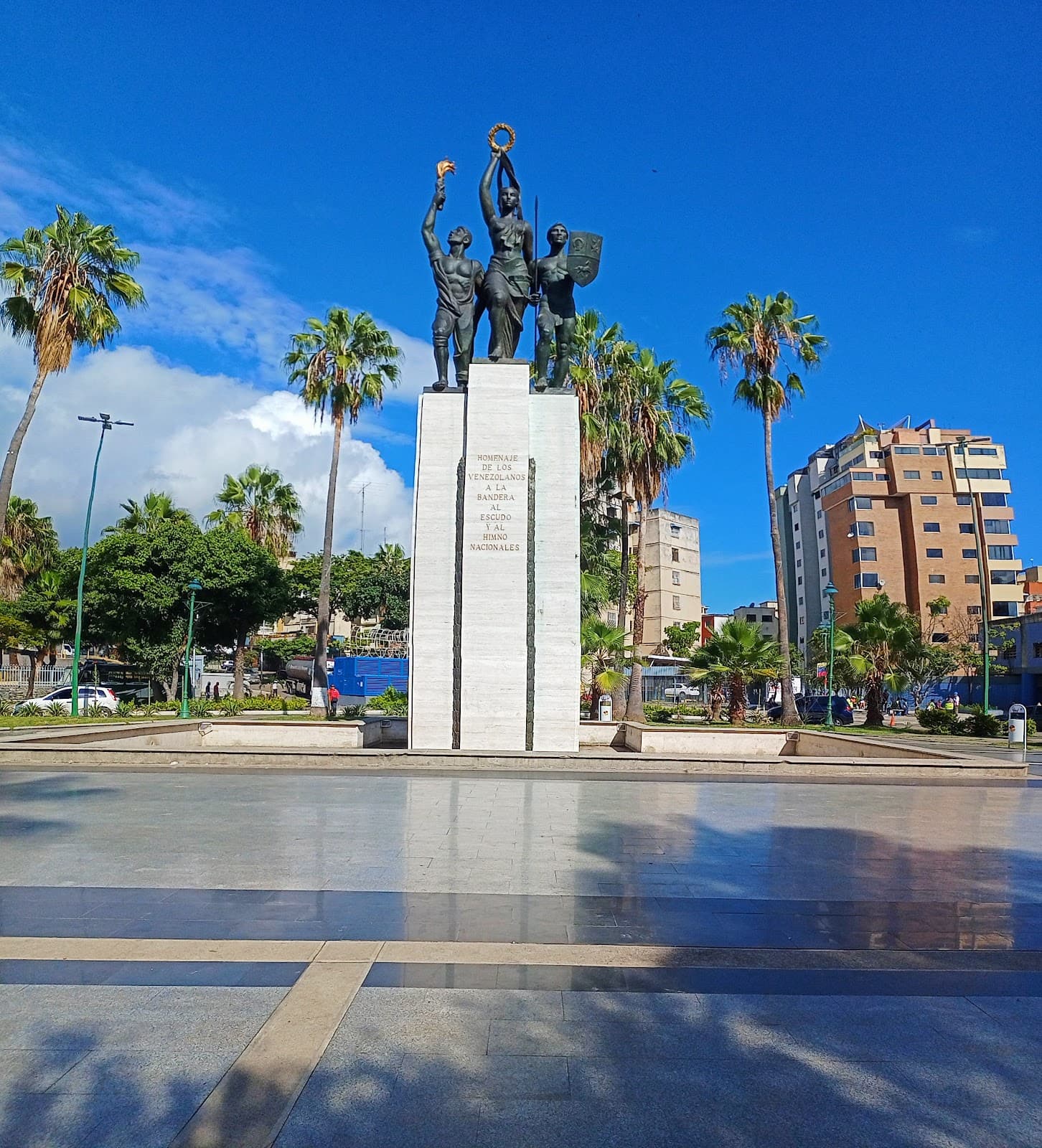 Monumento a Las Banderas Los Símbolos - Image 1