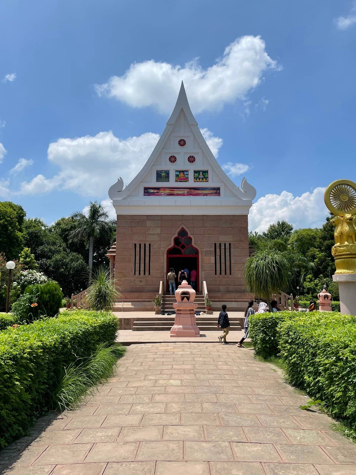 Manicured Gardens & Fountains