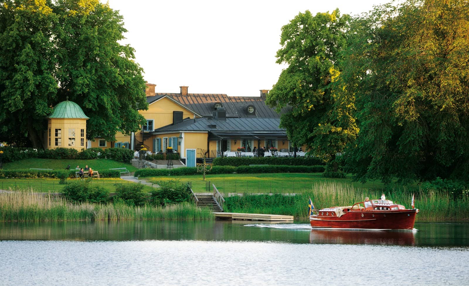 Picturesque Pondside Location