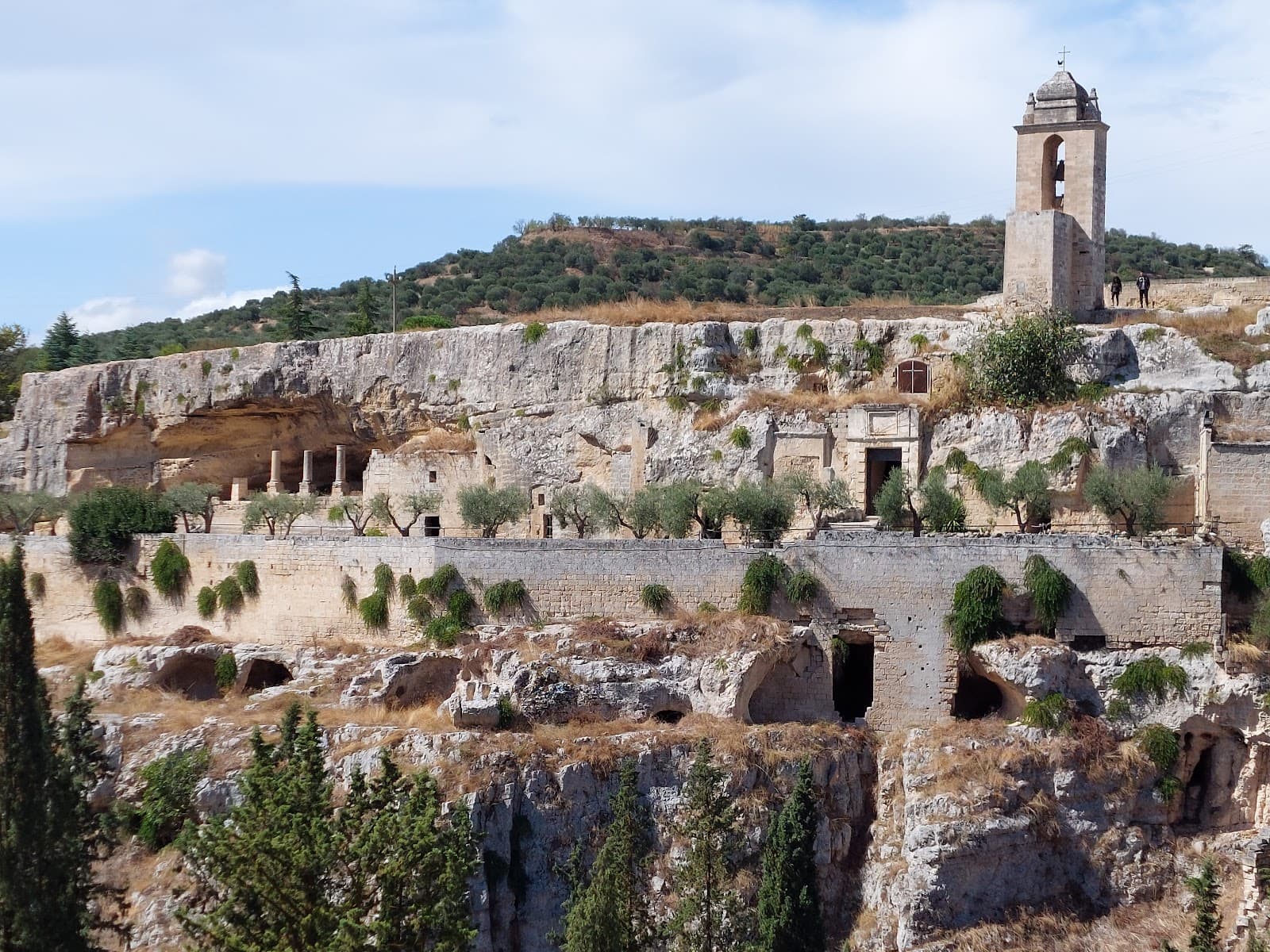 Gravina in Puglia Historic Center and Aqueduct Bridge - Image 1
