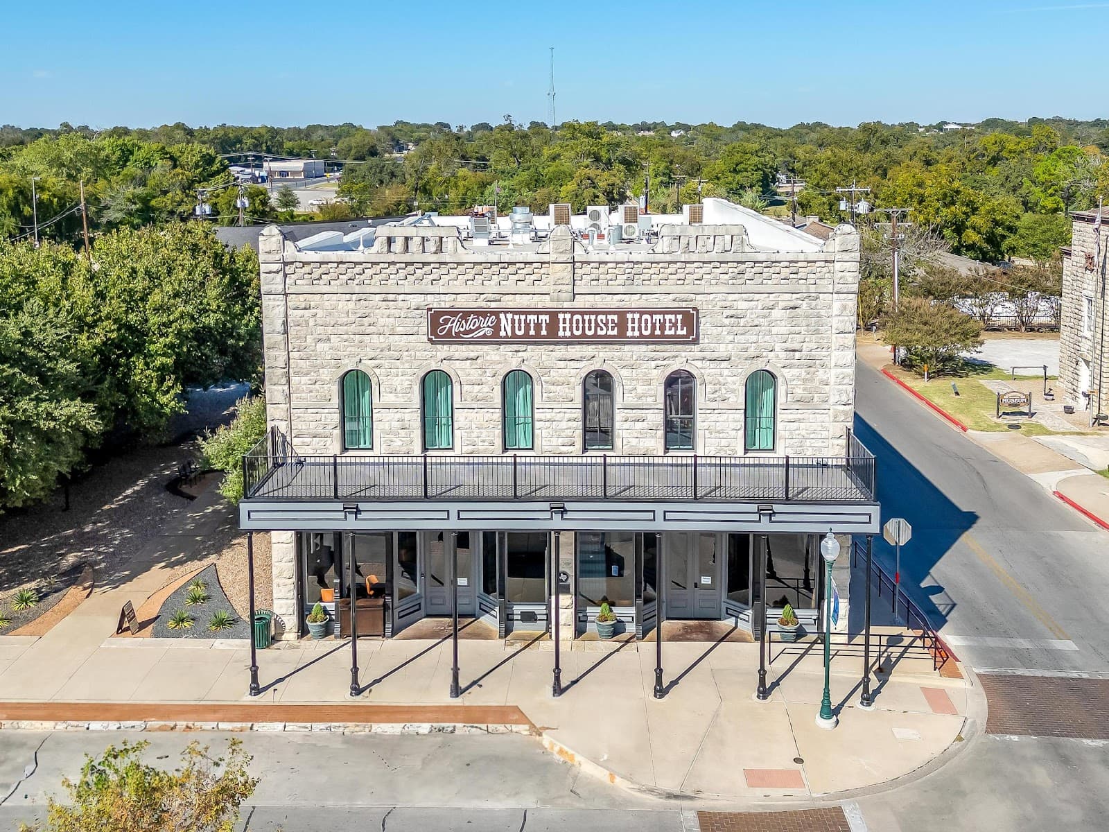 Nutt House Hotel - Image 1