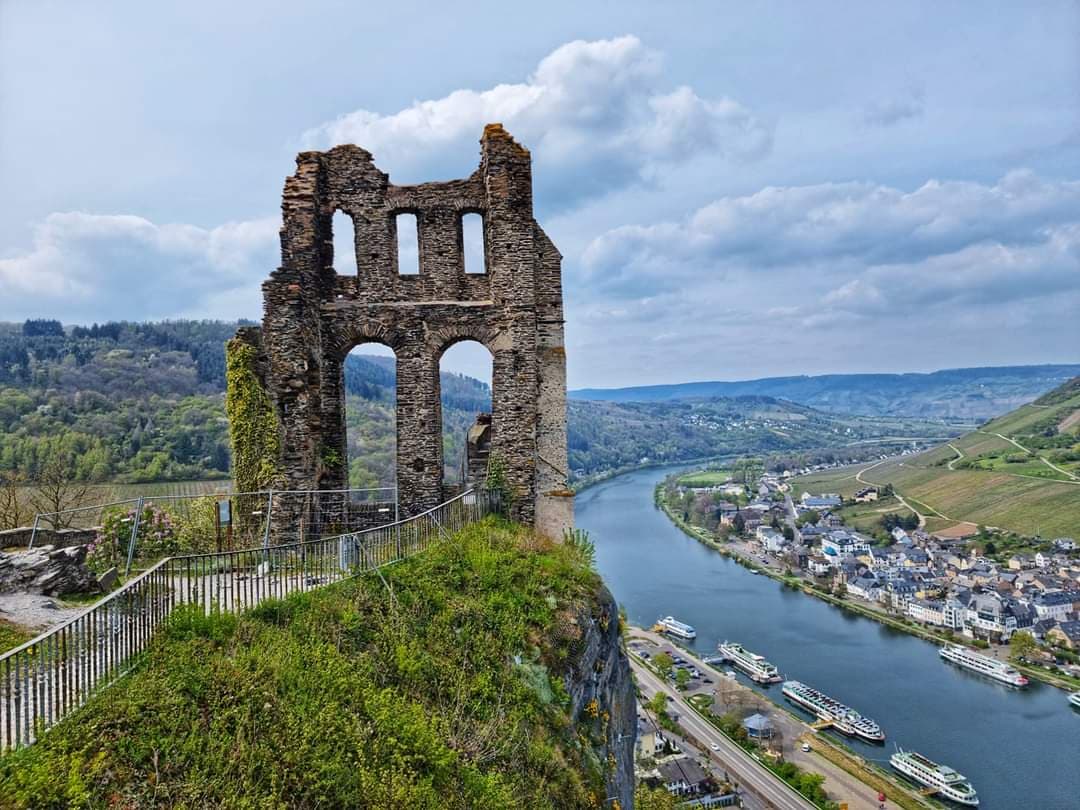 Grevenburg Castle Ruins - Image 1