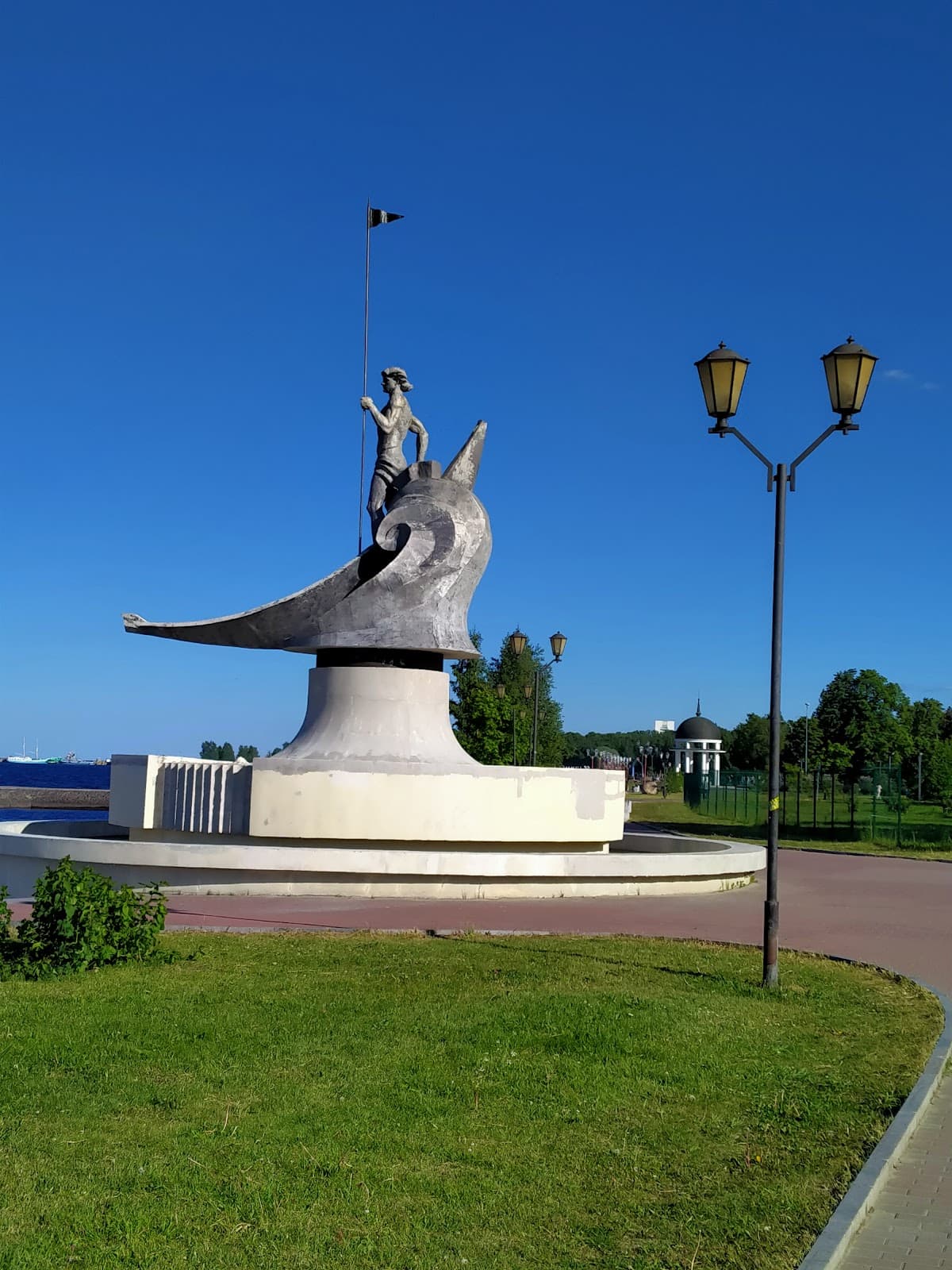 Sister City Sculptures (Onega embankment) - Image 1