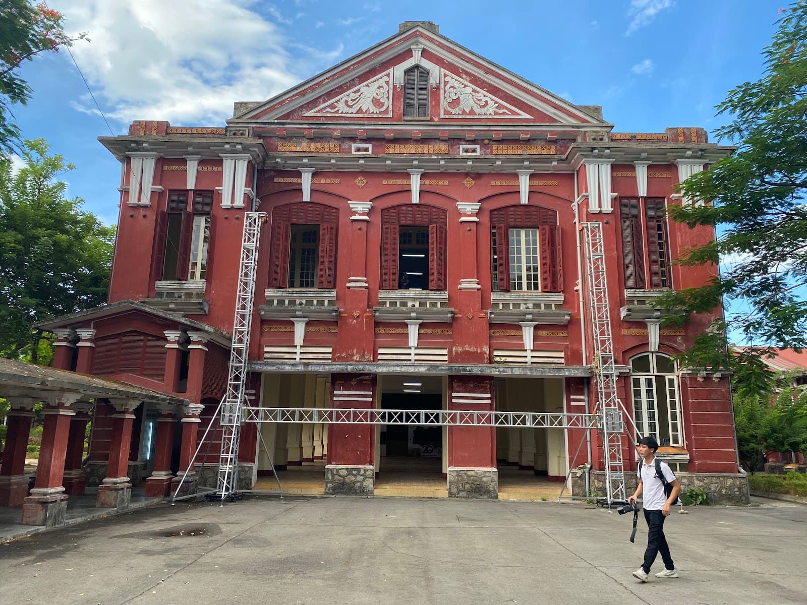 Quoc Hoc Hue High School - Image 1