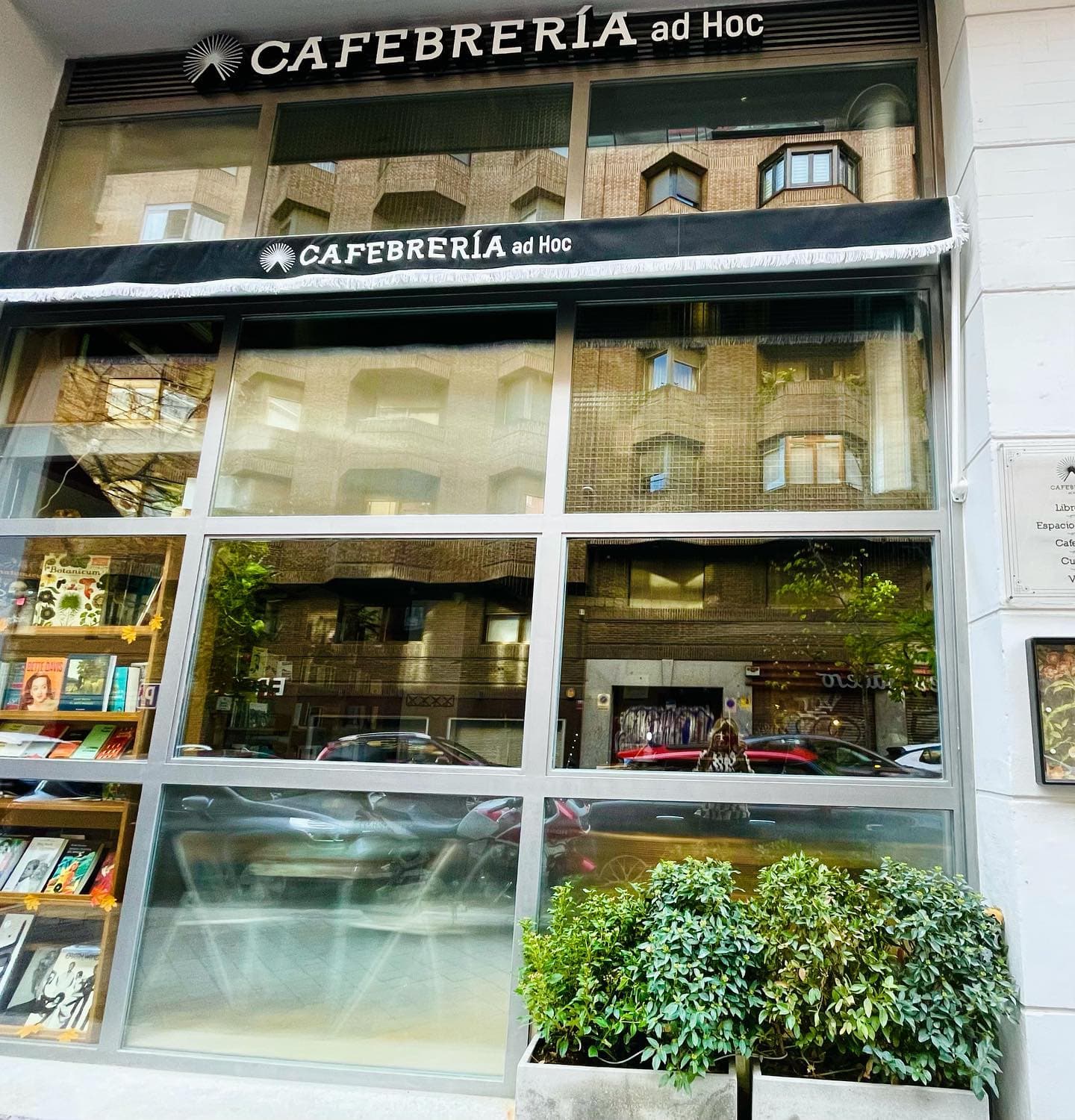 Cafebreria Ad Hoc - Image 1