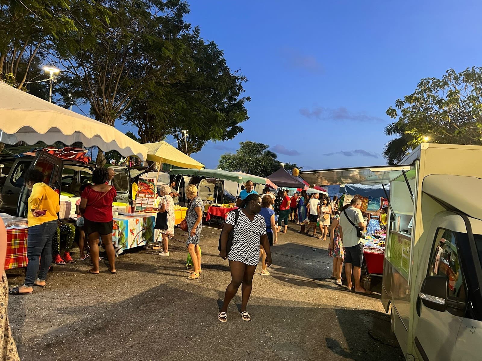 Le Gosier Night Market - Image 1