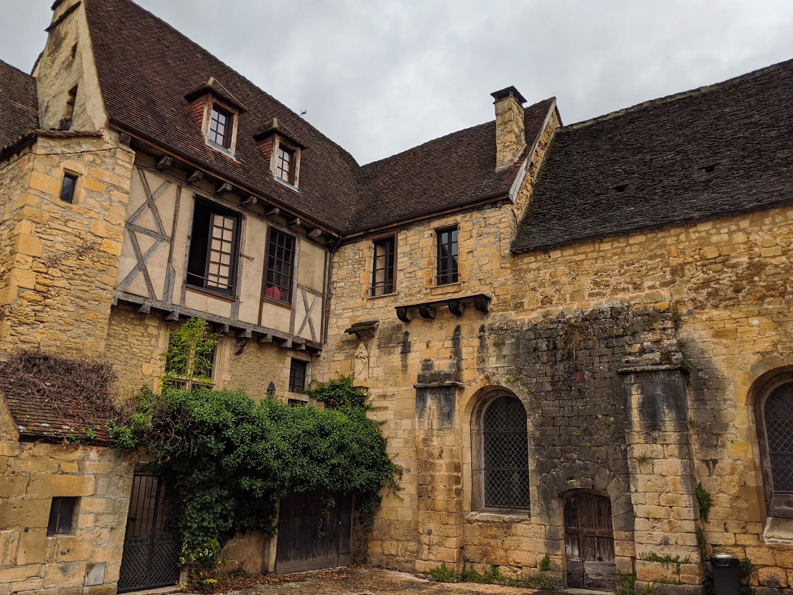 Cour des Fontaines - Image 1