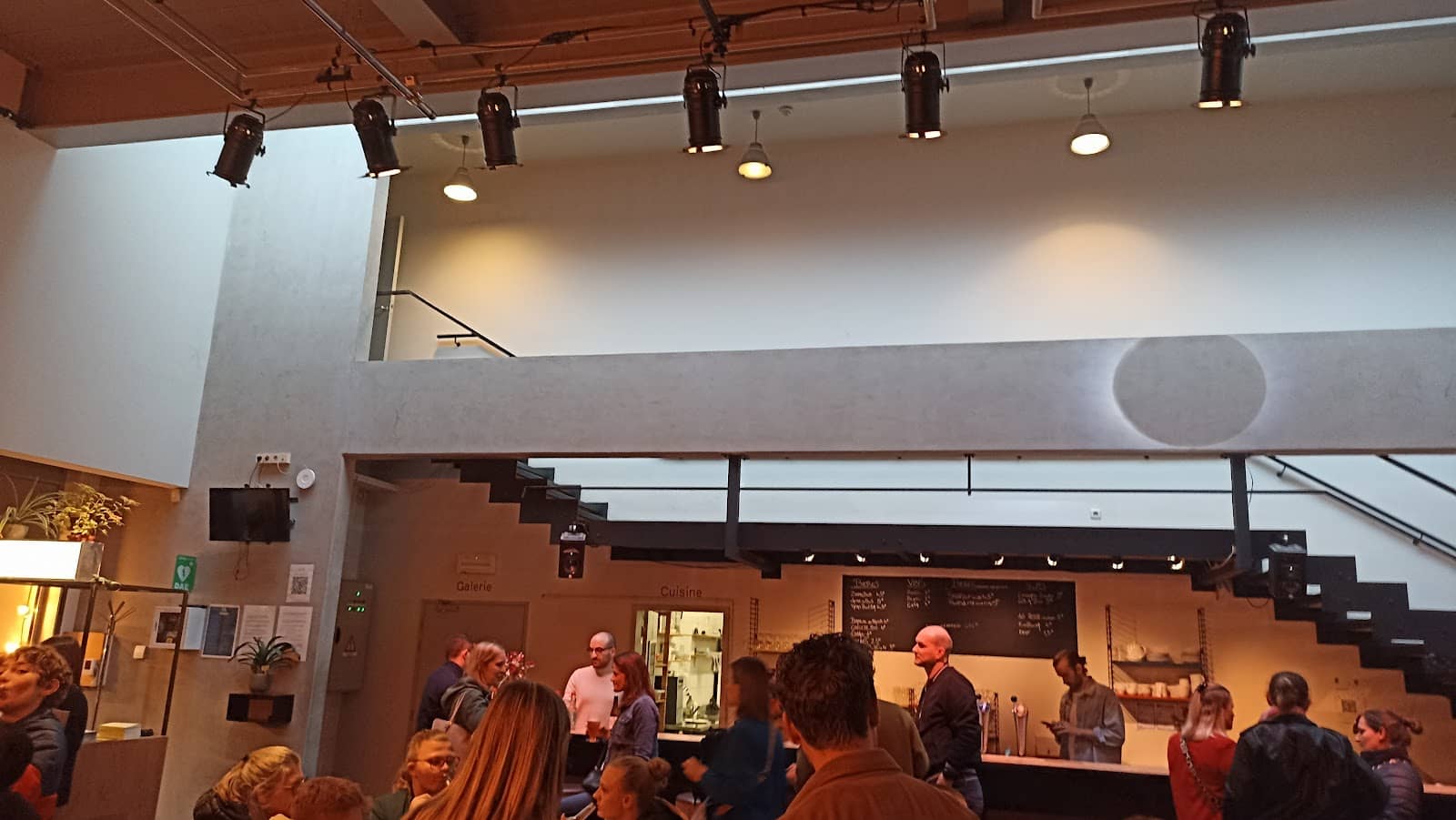 Vibrant Bar-Restaurant