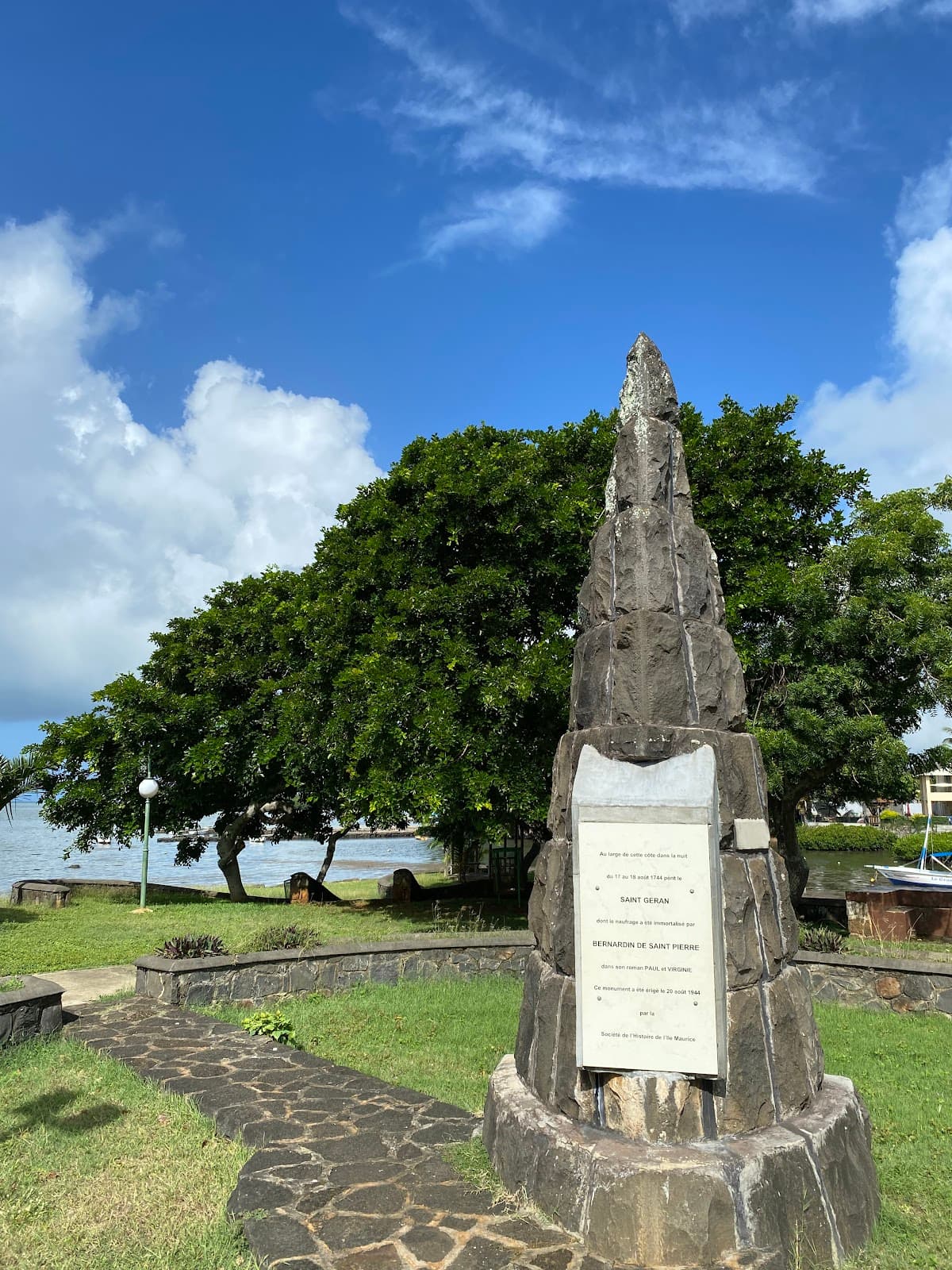 Poudre d'Or & Paul et Virginie Monument - Image 1