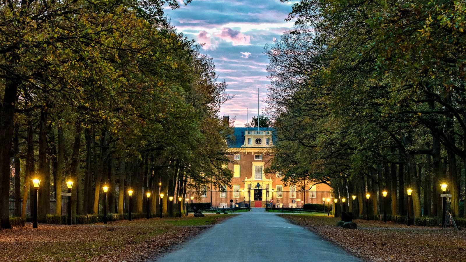 Antique Market (Seasonal)