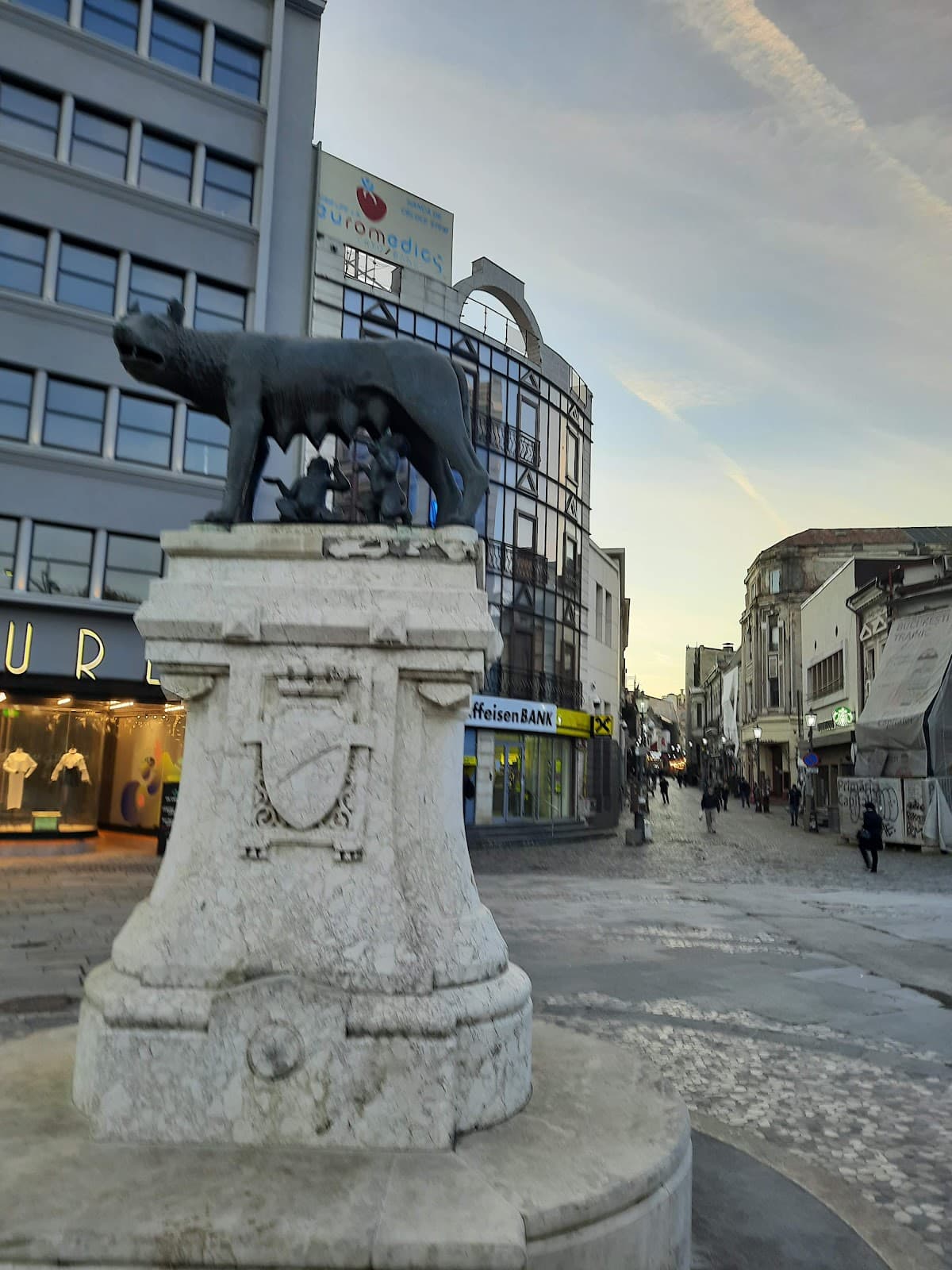 Piata Romana Bucharest - Image 1