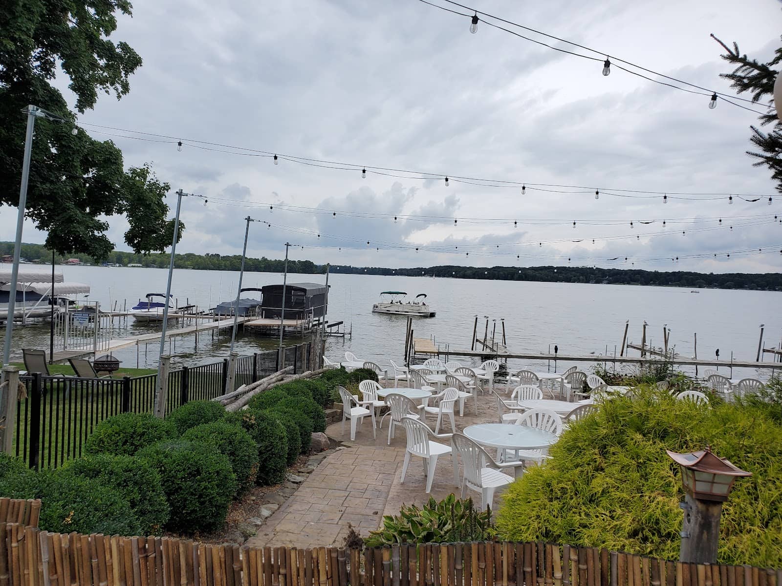 Lakeside Dining & Drinks