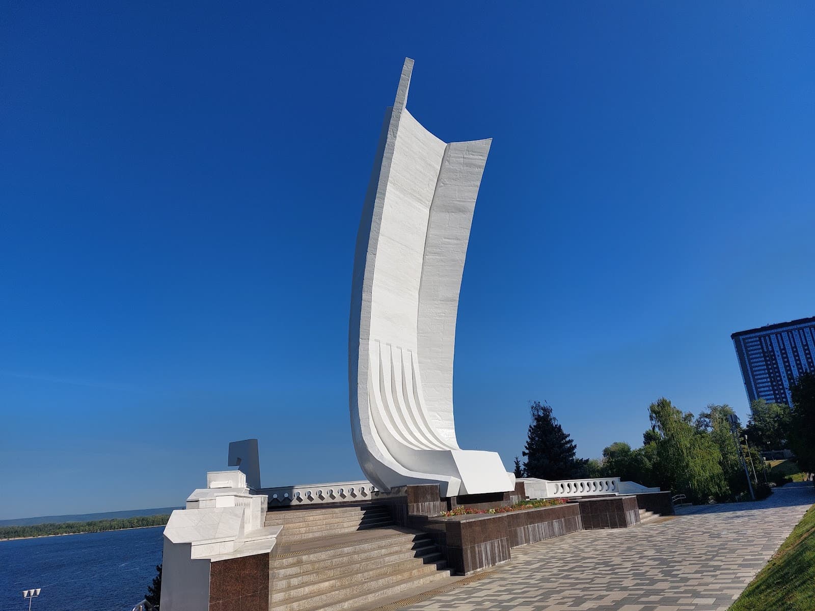 Ladya Monument - Image 1