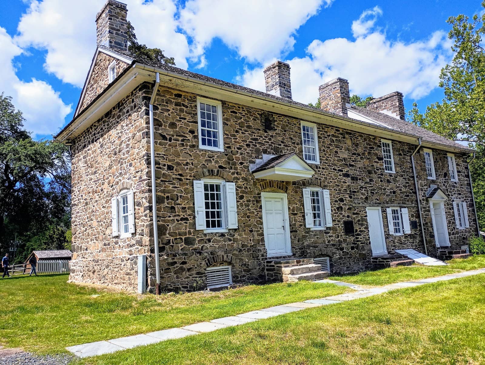 Scenic Grounds & River Views