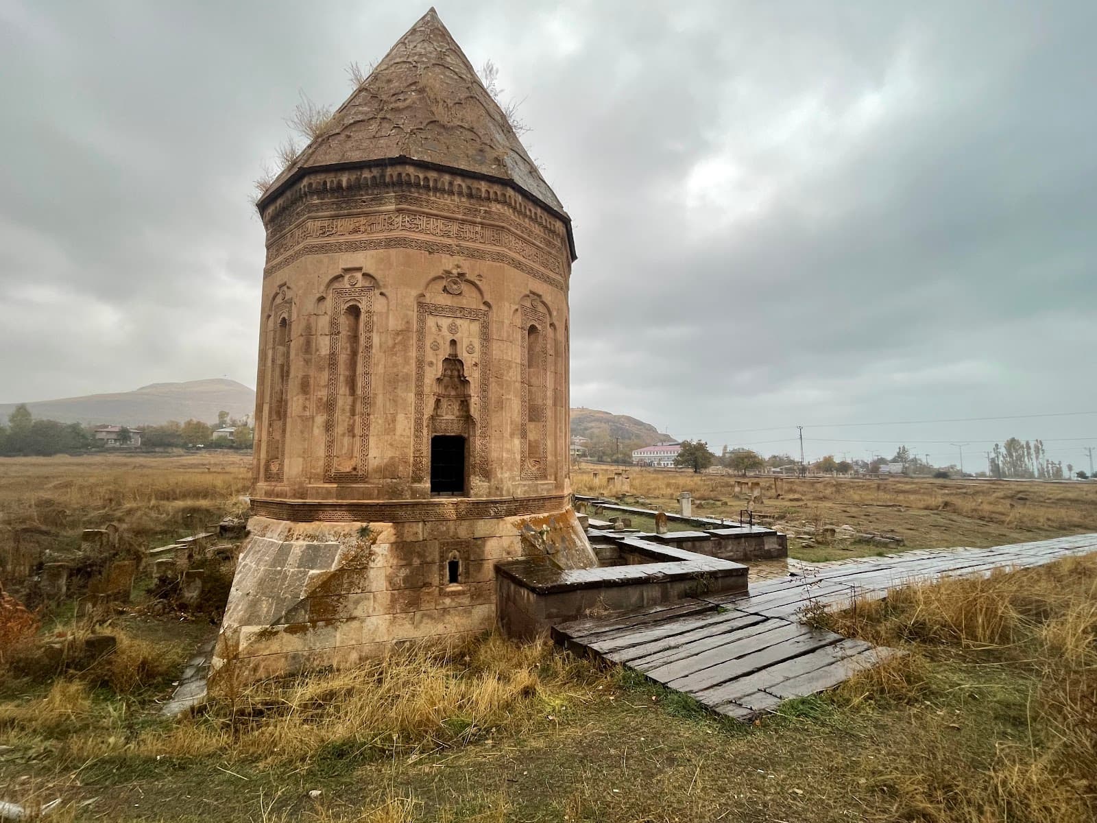 Halime Hatun Tomb & Cemetery (Gevaş) - Image 1