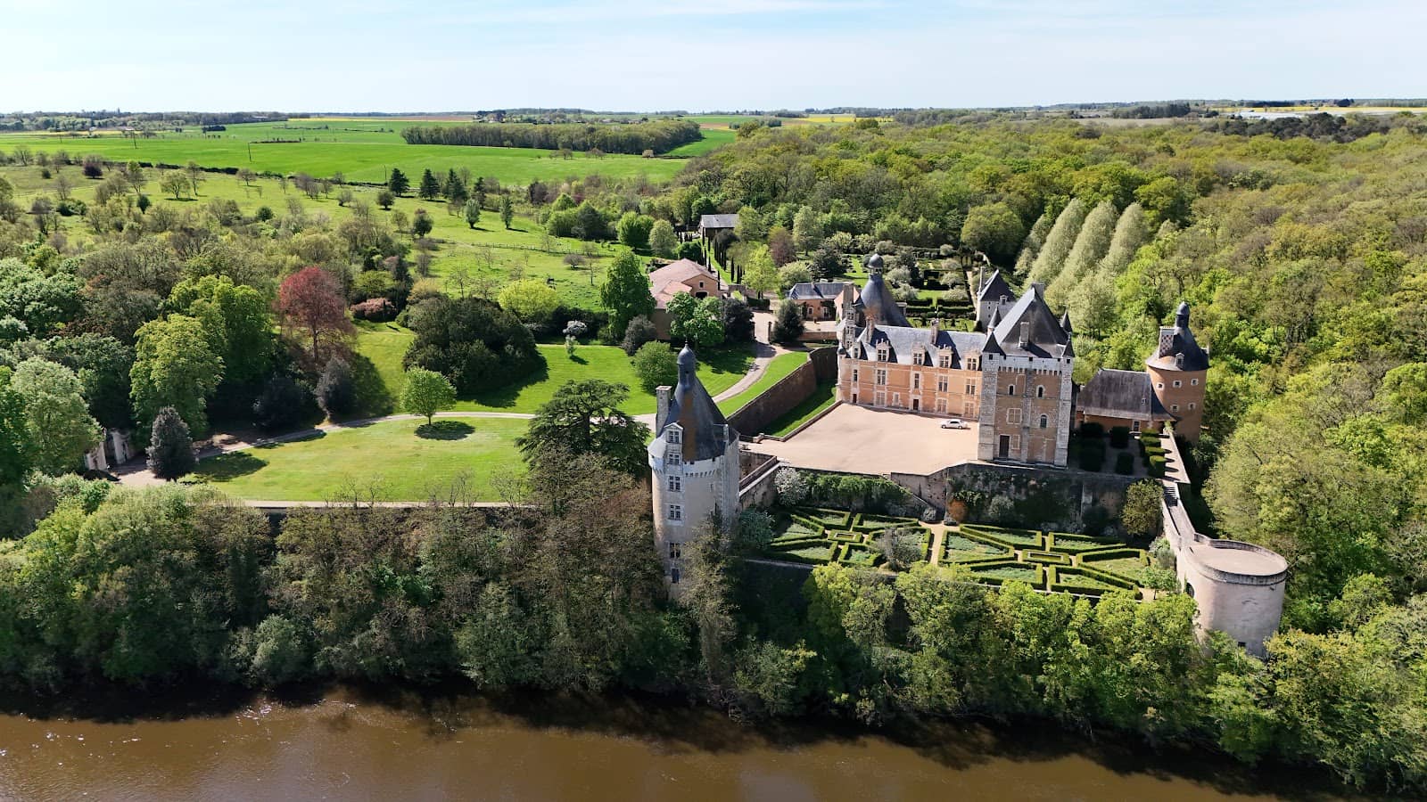 Luxurious 17th-Century Rooms