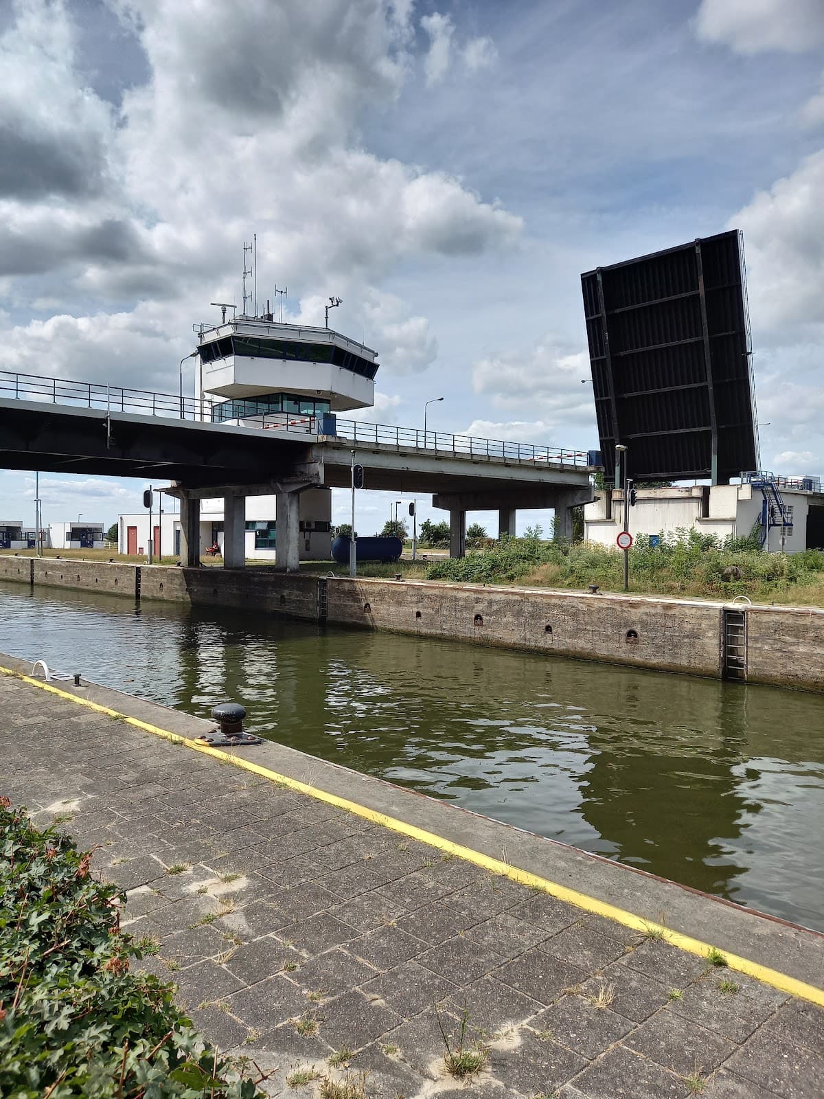 Houtribsluizen Locks - Image 1