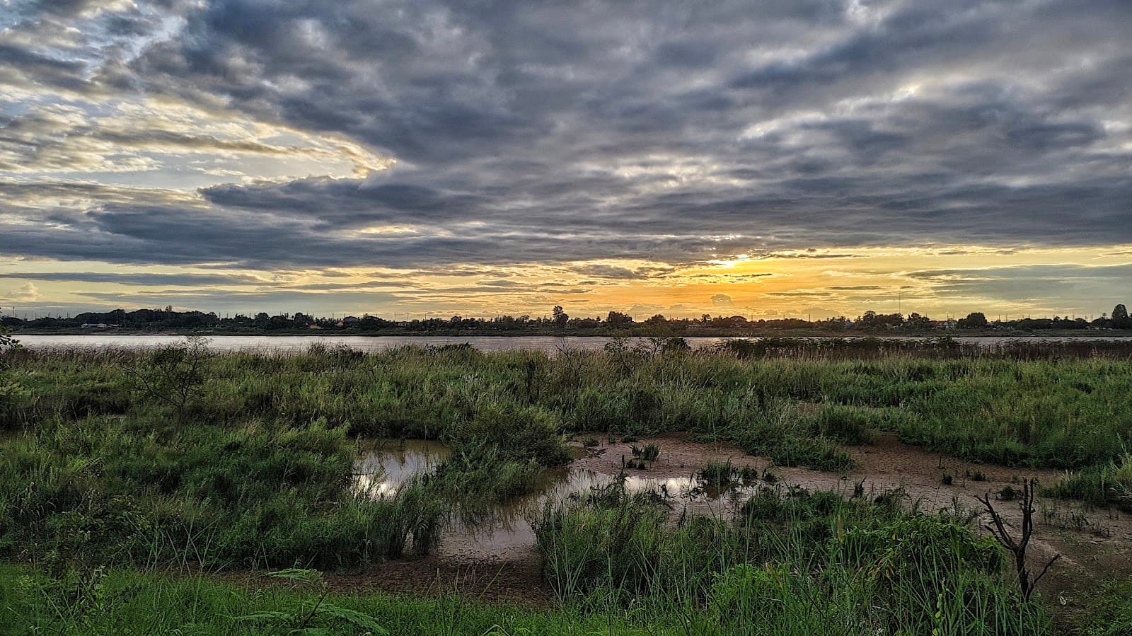 Mekong Riverside Promenade Fa Ngum Rd - Image 1