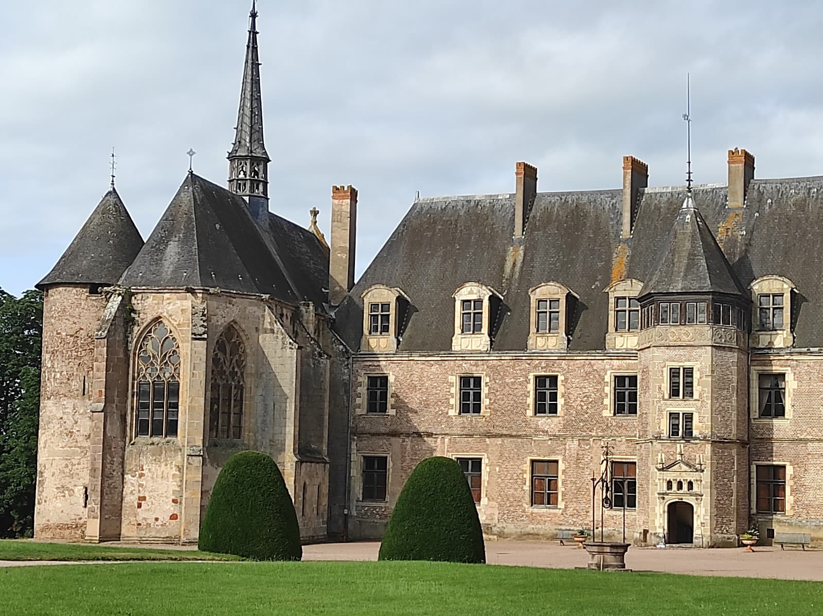 Château de Lapalisse - Image 1