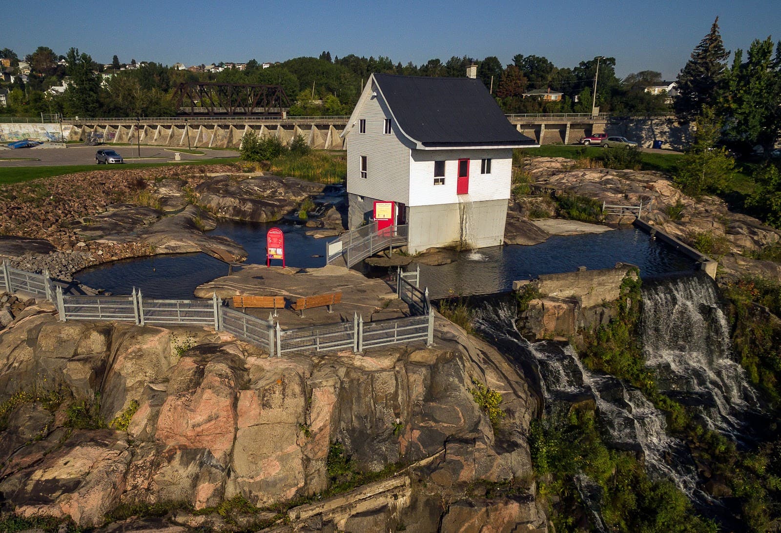 Little White House - Image 1