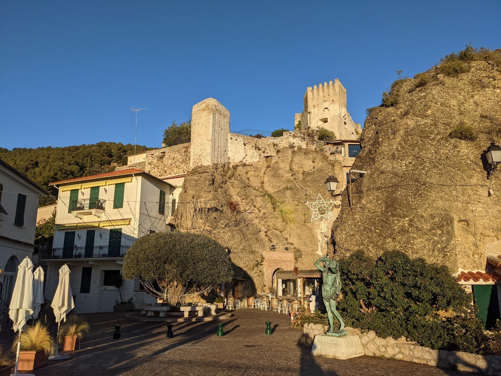 Place des Deux Frères - Image 1