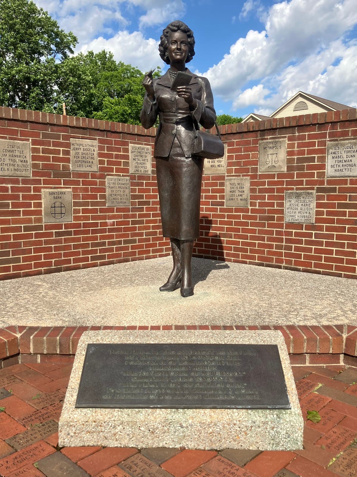 Lois Lane Statue - Image 1