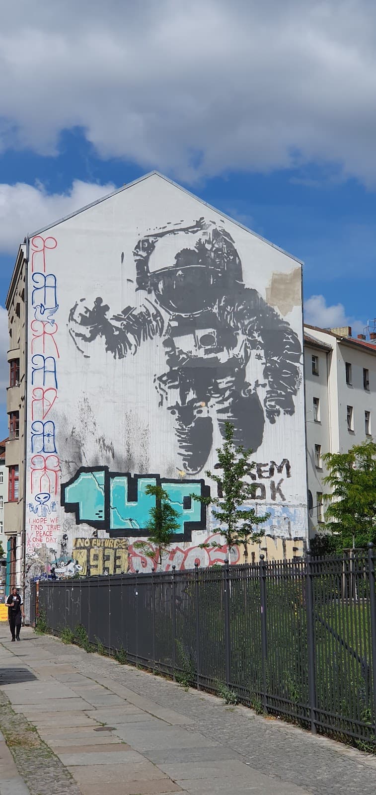 Cosmonaut Mural (near Oberbaumbrücke) - Image 1